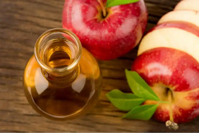 How does apple cider vinegar work on the skin